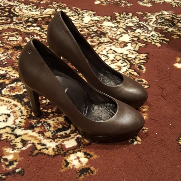 Shoes - Picture 2 of 5